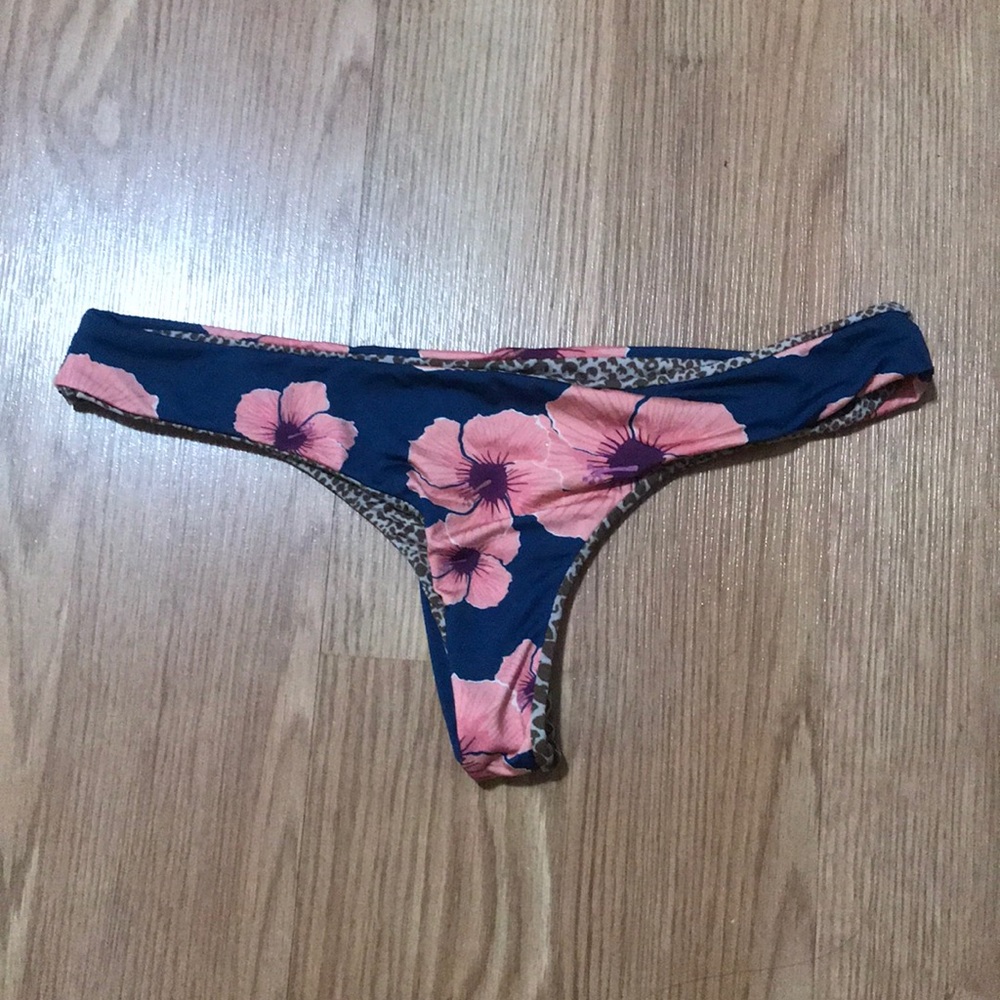 *Sold* Hookipa hibiscus bottom size medium